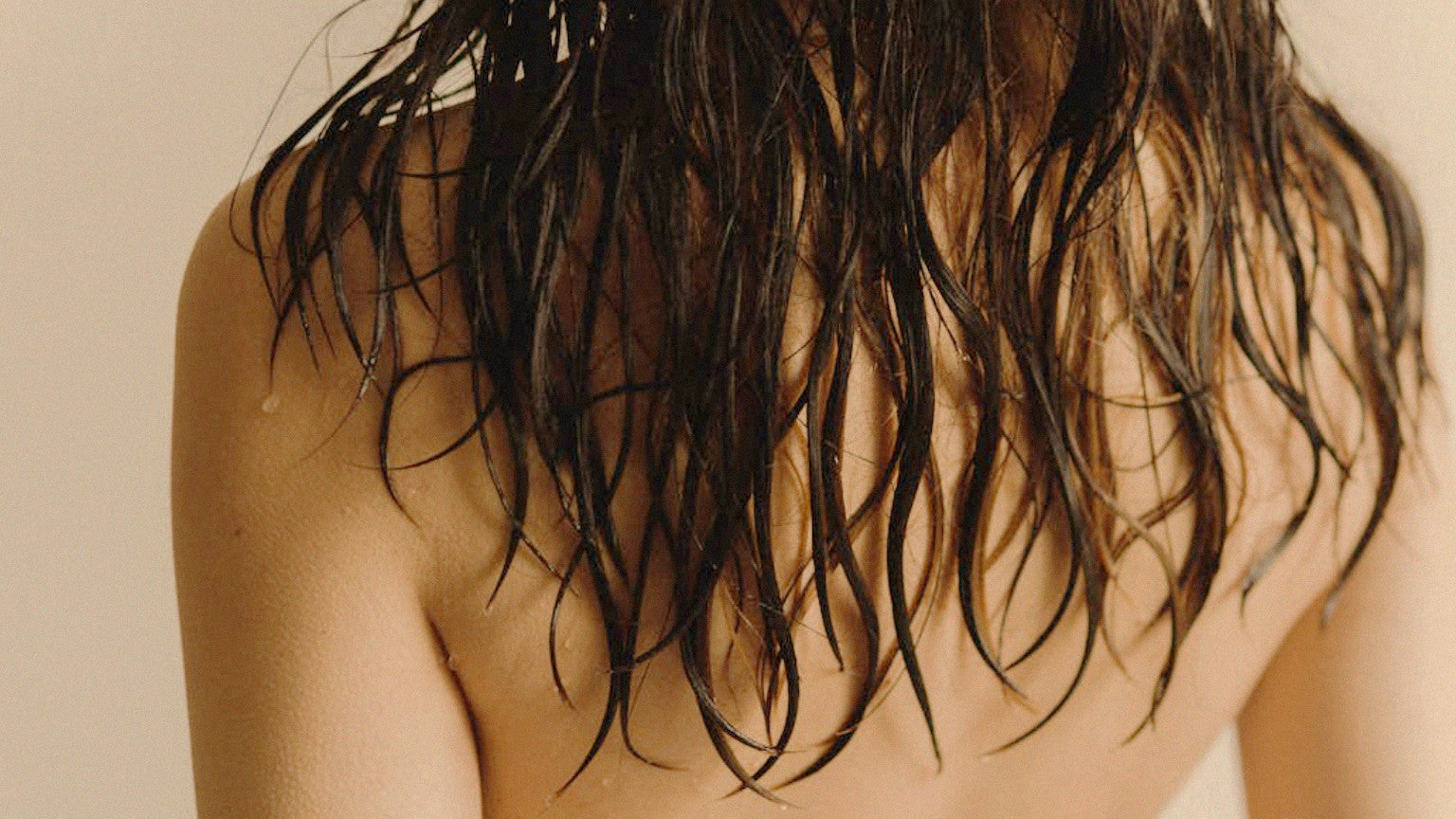Hair loss during menopause: causes and natural care
